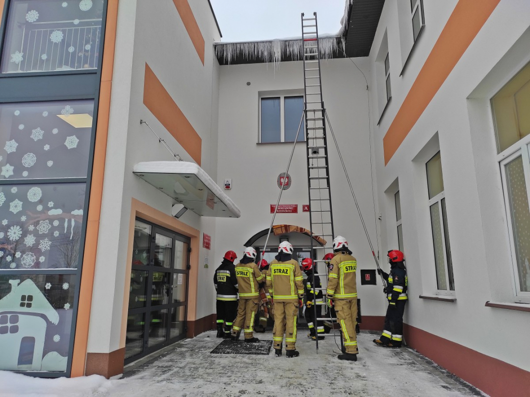 Niebezpieczne sople na budynku Przedszkola w Świerzowej Polskiej