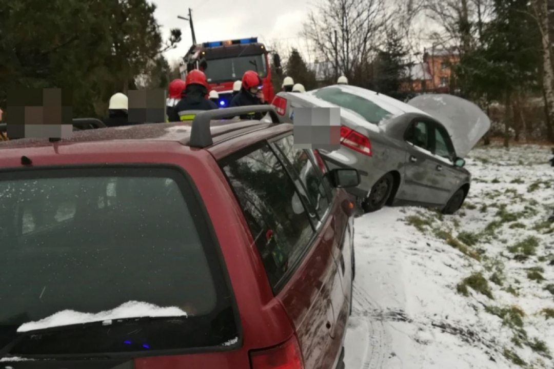 Kolizja dw&oacute;ch samochod&oacute;w w Świerzowej Polskiej na ul. Nadbrzeżnej