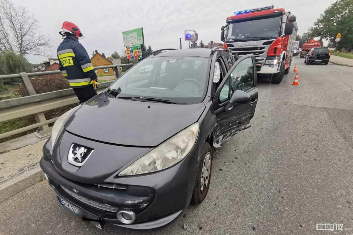Kolizja dw&oacute;ch samochod&oacute;w obok mostu w Świerzowej Polskiej