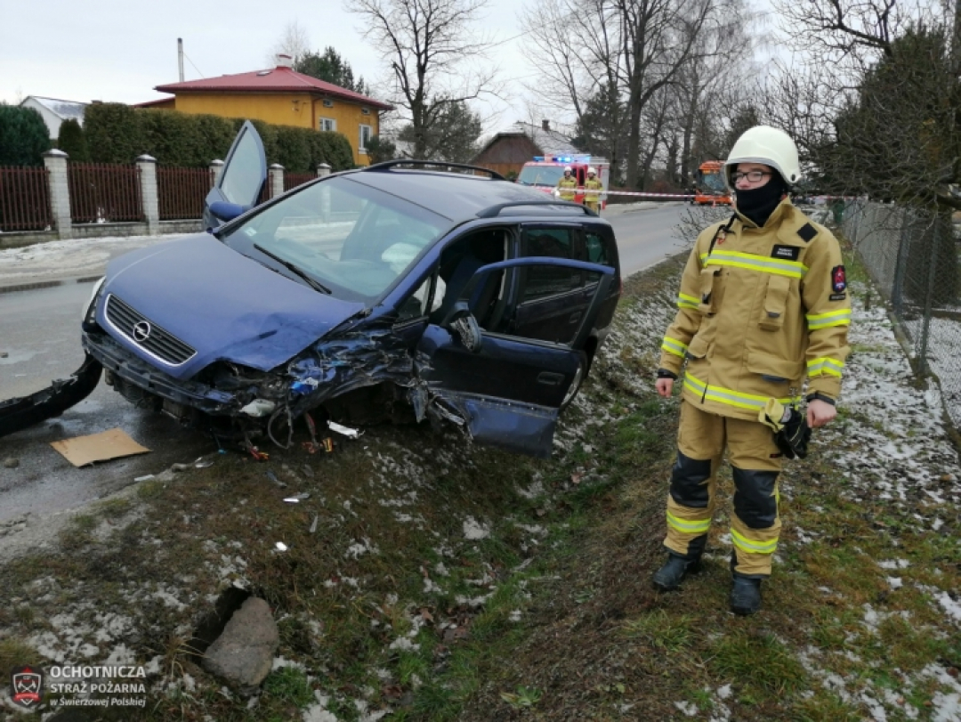 Wypadek dw&oacute;ch samochod&oacute;w osobowych na ul. Krośnieńskiej