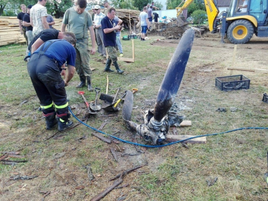 Akcja wydobycia fragment&oacute;w samolotu Messerschmitt w Świerzowej Polskiej