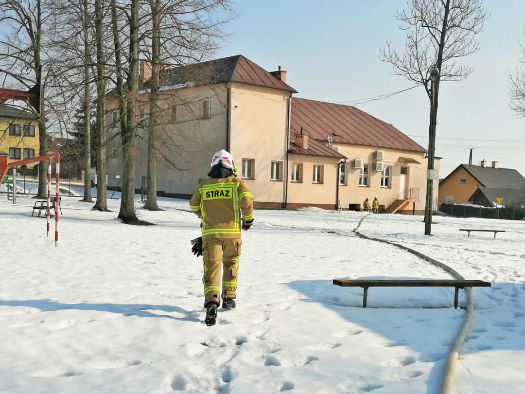 Pompowanie wody z zalanej piwnicy Domu Ludowego w Zręcinie