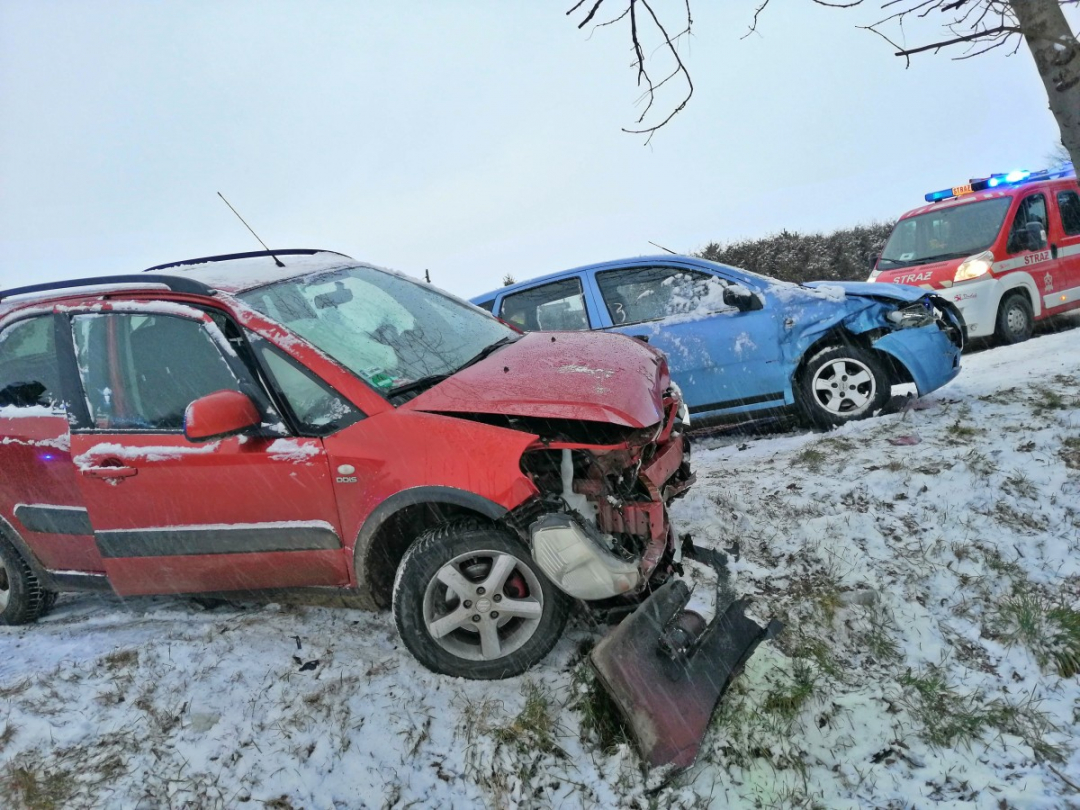 Dwie kolizje samochod&oacute;w osobowych w Świerzowej Polskiej