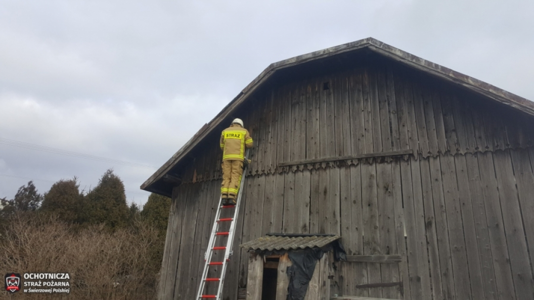 Wiatr uszkodził dach na budynku gospodarczym